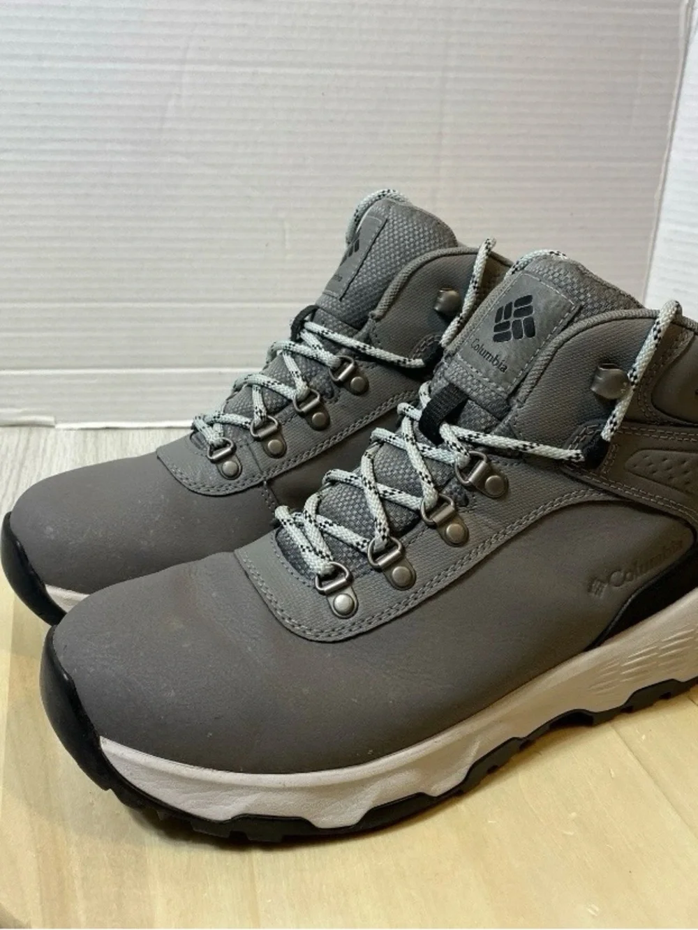 Columbia Newton Ridge Plus Waterproof Hiking Boots Womens Size 8 Gray Omni Tech